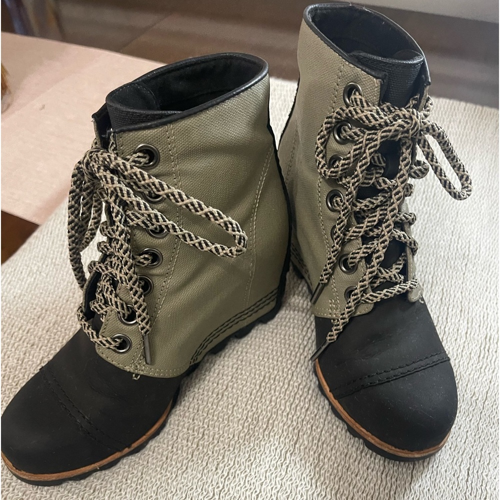 Sorel - Size 7 Green/Black wedge
